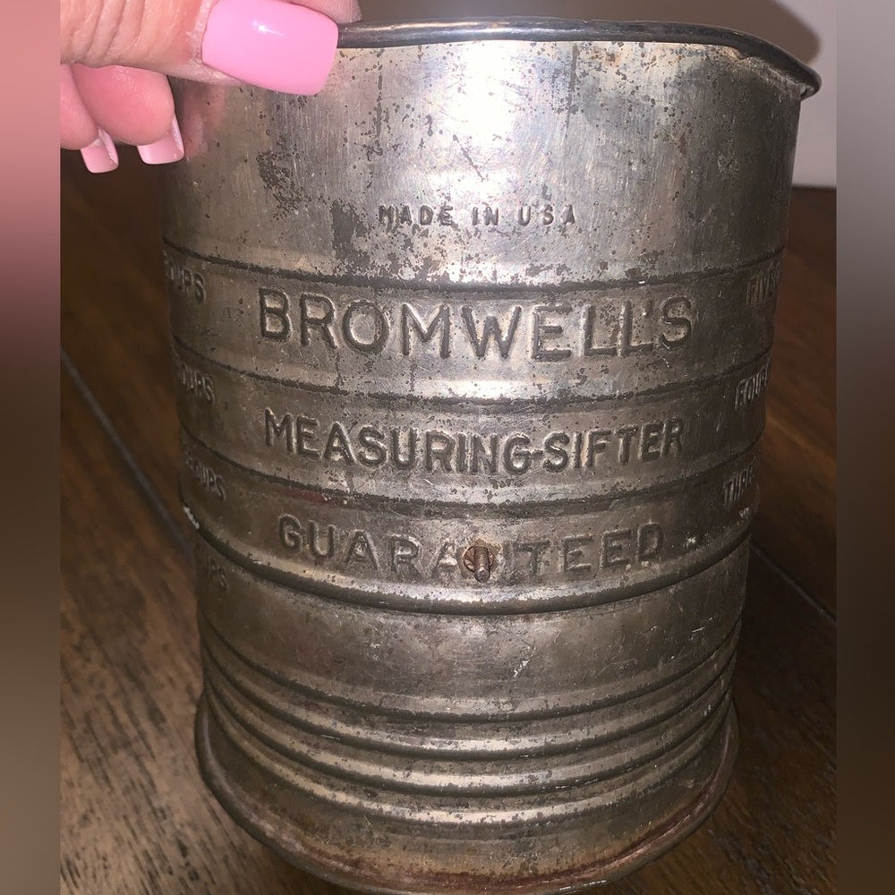 Bromwell’s Vintage 5 Cup Flour Sifter W/ Pale Green Wooden Crank Knob
